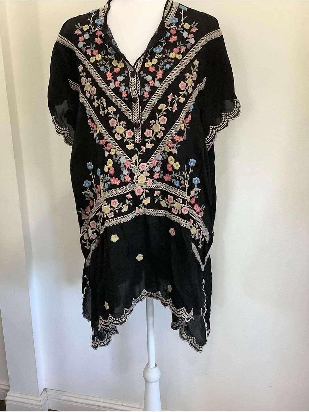 Johnny Was Black Floral Velvet Embroidered V-Neck Tunic, Viola style